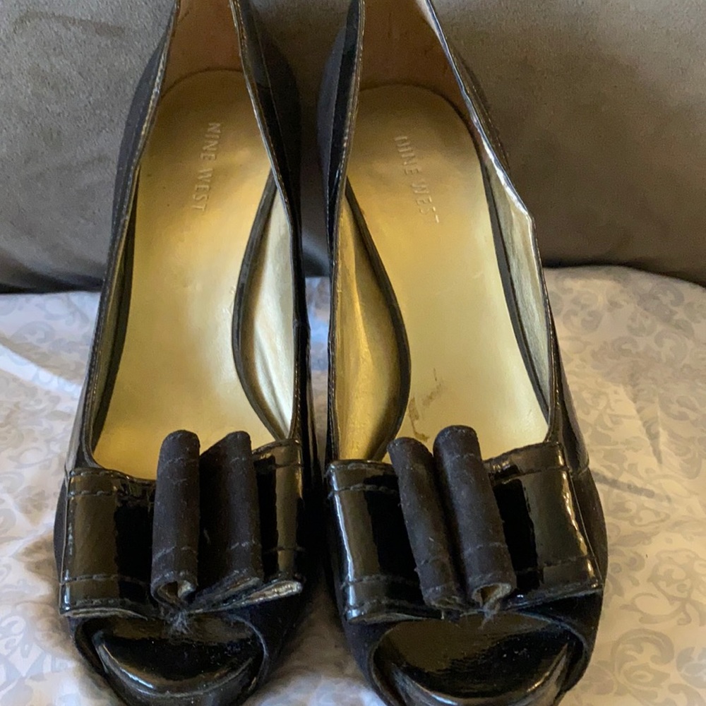 Nine West platform 9.5 open toed black 5” heels with bow